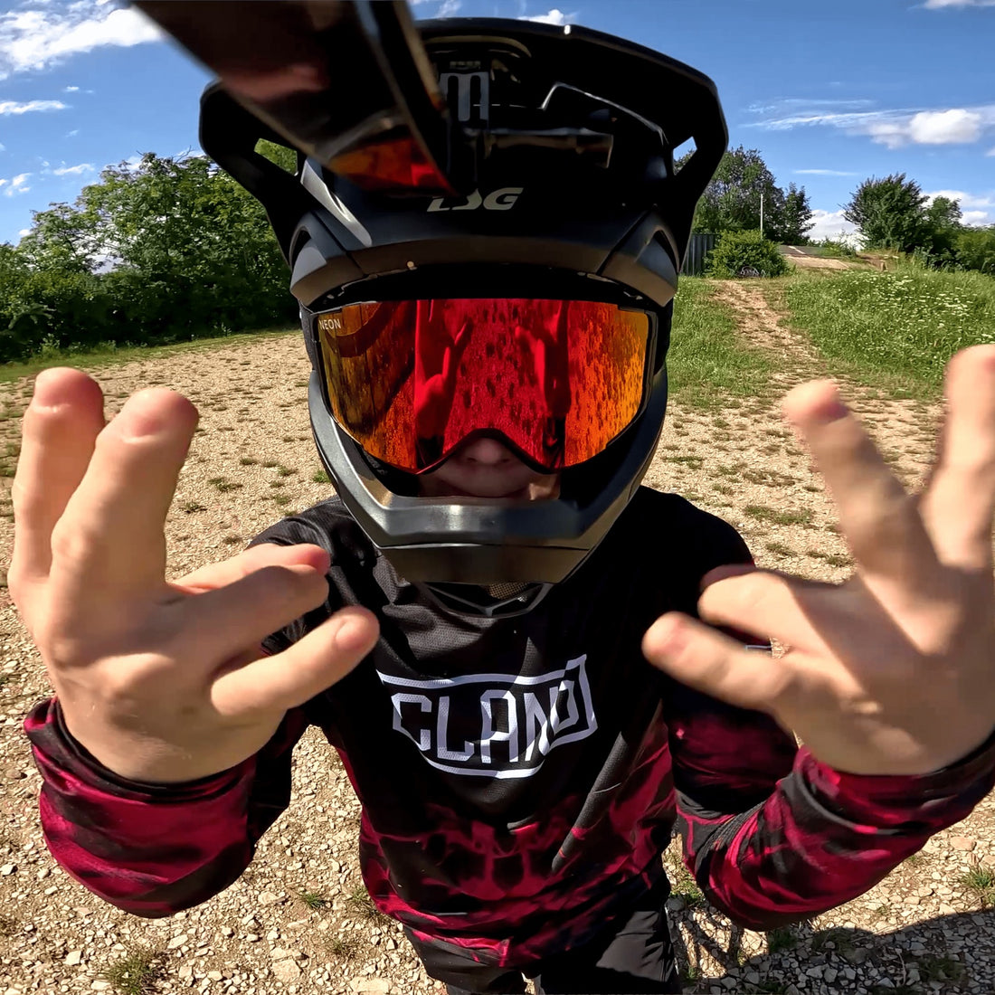 Fahrer auf dem Trail mit der NeonVision FullFace Pro und FireFly-Linse