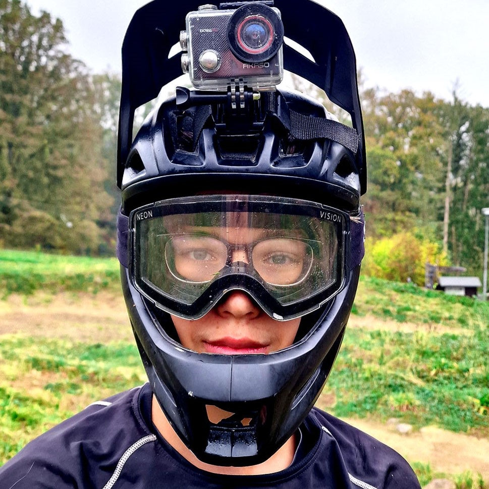 Fahrer trägt die FullFace Pro über seiner Brille